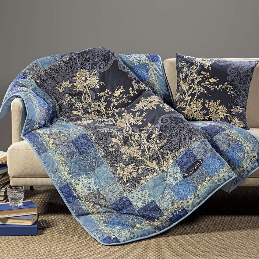 Scaldotto Caleffi Berry. Fantasia con piante e uccelli su fondo blu notte e bordo patchwork. Plaid in cotone caldo.