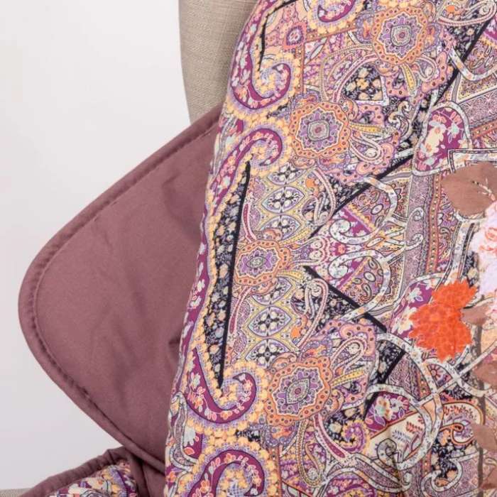 Scaldotto Giava di Caleffi, in cotone caldo con stampa digitale. Fantasia floreale con fiori bianchi e cornice kashmir. Colore ambra.
Lo Scaldotto è un morbido plaid con esterno in cotone smerigliato effetto cashmere, che offre una sensazione di morbidezza e comfort sulla pelle. Imbottito con morbida microfibra anallergica SOFY da 250 g/mq, che assicura un'uniforme distribuzione del calore.