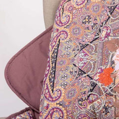 Scaldotto Giava di Caleffi, in cotone caldo con stampa digitale. Fantasia floreale con fiori bianchi e cornice kashmir. Colore ambra.
Lo Scaldotto è un morbido plaid con esterno in cotone smerigliato effetto cashmere, che offre una sensazione di morbidezza e comfort sulla pelle. Imbottito con morbida microfibra anallergica SOFY da 250 g/mq, che assicura un'uniforme distribuzione del calore.