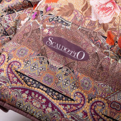 Scaldotto Giava di Caleffi, in cotone caldo con stampa digitale. Fantasia floreale con fiori bianchi e cornice kashmir. Colore ambra.
Lo Scaldotto è un morbido plaid con esterno in cotone smerigliato effetto cashmere, che offre una sensazione di morbidezza e comfort sulla pelle. Imbottito con morbida microfibra anallergica SOFY da 250 g/mq, che assicura un'uniforme distribuzione del calore.