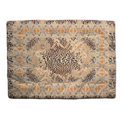 Scaldotto Panthere di Caleffi, in cotone caldo con stampa digitale. Fantasia leopardata e kashmir, variante naturale. Lo Scaldotto è un morbido plaid con esterno in cotone smerigliato effetto cashmere, che offre una sensazione di morbidezza e comfort sulla pelle. Imbottito con morbida microfibra anallergica SOFY da 250 g/mq, che assicura un'uniforme distribuzione del calore