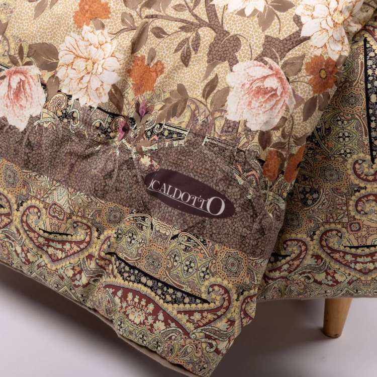 Scaldotto Giava di Caleffi, in cotone caldo con stampa digitale. Fantasia floreale con fiori bianchi e cornice kashmir. Colore tortora. Dettaglio fiori.
Lo Scaldotto è un morbido plaid con esterno in cotone smerigliato effetto cashmere, che offre una sensazione di morbidezza e comfort sulla pelle. Imbottito con morbida microfibra anallergica SOFY da 250 g/mq, che assicura un'uniforme distribuzione del calore.