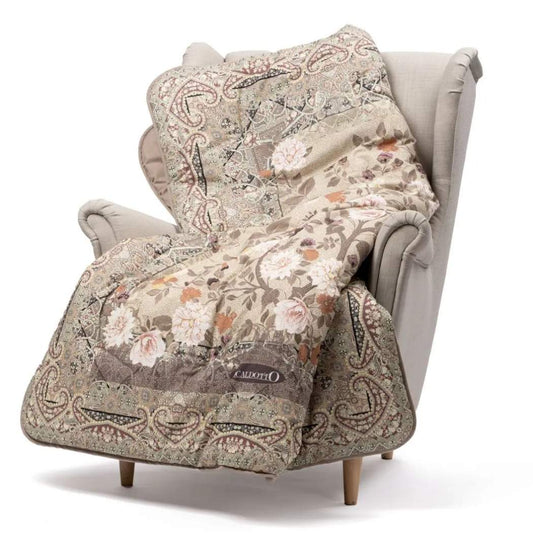 Scaldotto Giava di Caleffi, in cotone caldo con stampa digitale. Fantasia floreale con fiori bianchi e cornice kashmir. Colore tortora.
Lo Scaldotto è un morbido plaid con esterno in cotone smerigliato effetto cashmere, che offre una sensazione di morbidezza e comfort sulla pelle. Imbottito con morbida microfibra anallergica SOFY da 250 g/mq, che assicura un'uniforme distribuzione del calore.