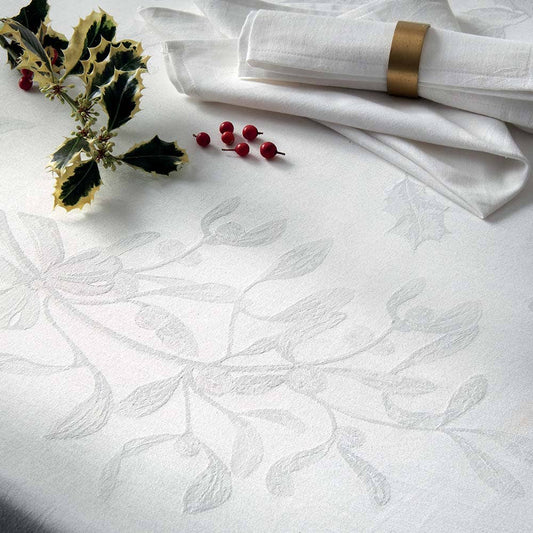 Servizio tavola natalizio Gabel Viscum in puro cotone. Fantasia jacquard floreale tono su tono colore bianco. Il set comprende una tovaglia rettangolare e 12 tovaglioli.