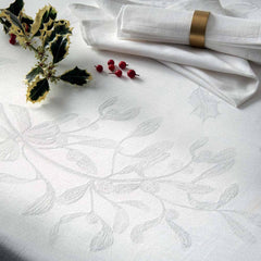 Servizio tavola natalizio Gabel Viscum in puro cotone. Fantasia jacquard floreale tono su tono colore bianco. Il set comprende una tovaglia rettangolare e 12 tovaglioli.