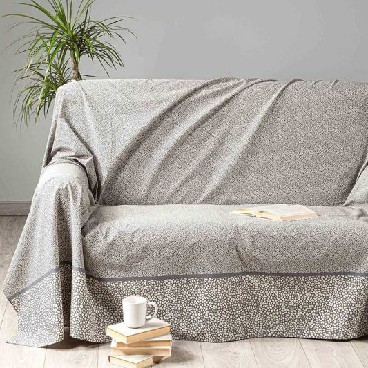 Telo Arredo multiuso Dike di Caleffi in puro cotone. Disponibile in due misure: singolo e matrimoniale. Fantasia geometrica moderna, stile Borbonese, nella variante di colore grigio antracite. Il telo arredo Grandecor Dike di Caleffi è in puro cotone e può essere utilizzato come copriletto, copritavolo e copridivano. Disponibile nella misura per letto singolo e matrimoniale, o per divano da 2-3 posti o poltrona.