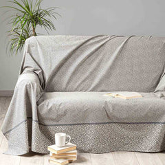 Telo Arredo multiuso Dike di Caleffi in puro cotone. Disponibile in due misure: singolo e matrimoniale. Fantasia geometrica moderna, stile Borbonese, nella variante di colore grigio antracite. Il telo arredo Grandecor Dike di Caleffi è in puro cotone e può essere utilizzato come copriletto, copritavolo e copridivano. Disponibile nella misura per letto singolo e matrimoniale, o per divano da 2-3 posti o poltrona.
