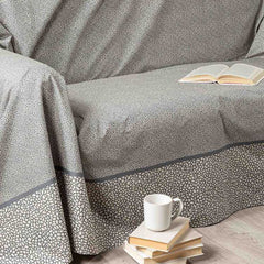 Telo Arredo multiuso Dike di Caleffi in puro cotone. Disponibile in due misure: singolo e matrimoniale. Fantasia geometrica moderna, stile Borbonese, nella variante di colore grigio antracite. Il telo arredo Grandecor Dike di Caleffi è in puro cotone e può essere utilizzato come copriletto, copritavolo e copridivano. Disponibile nella misura per letto singolo e matrimoniale, o per divano da 2-3 posti o poltrona.