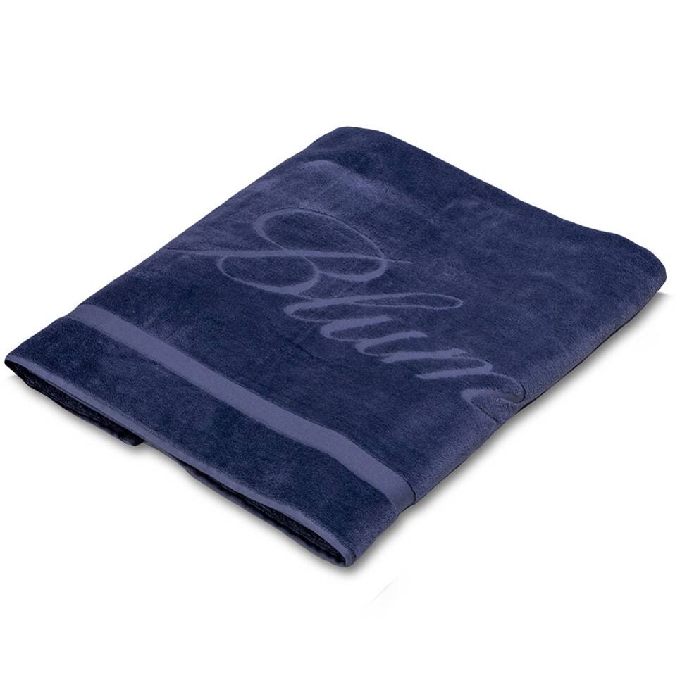 Telo mare Blumarine Pevero in spugna di puro cotone tinta unita. Telo mare tinta unita sobrio e raffinato, bordato e con logo jacquard Blumarine. Colore blu pervinca