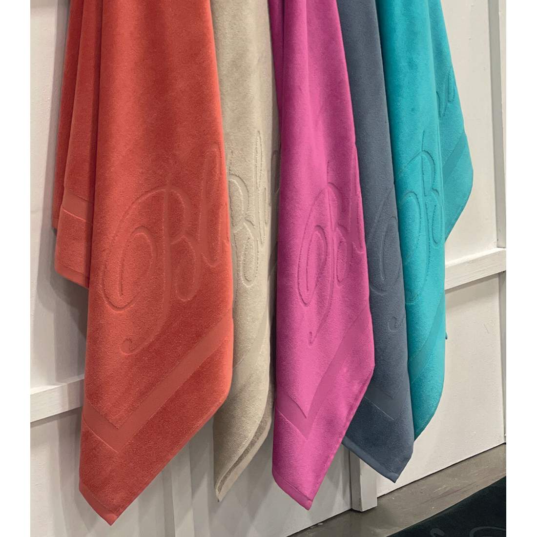 Telo mare Blumarine Pevero in spugna di puro cotone tinta unita. Telo mare tinta unita sobrio e raffinato, bordato e con logo jacquard Blumarine. Misura 100x180 cm