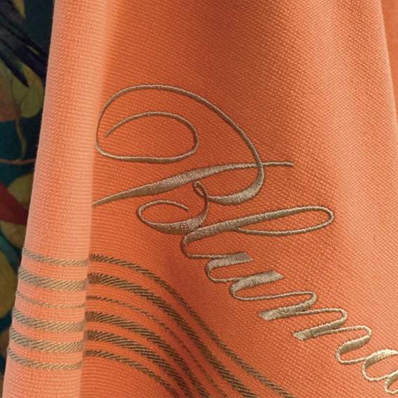 Telo mare Blumarine Portorico, in puro cotone tinta unita. Telo mare discreto e raffinato, con righe orizzontali tinte in filo e logo Blumarine ricamato. Colore arancio astice.