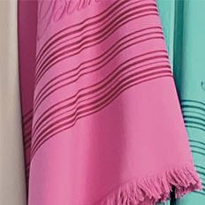 Telo mare Blumarine Portorico, in puro cotone tinta unita. Telo mare discreto e raffinato, con righe orizzontali tinte in filo e logo Blumarine ricamato. Colore fucsia rosa.