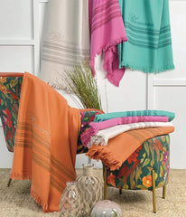 Telo mare Blumarine Portorico, in puro cotone tinta unita. Telo mare discreto e raffinato, con righe orizzontali tinte in filo e logo Blumarine ricamato. Vari colori: corda, bianco, arancio, fucsia, smeraldo.
