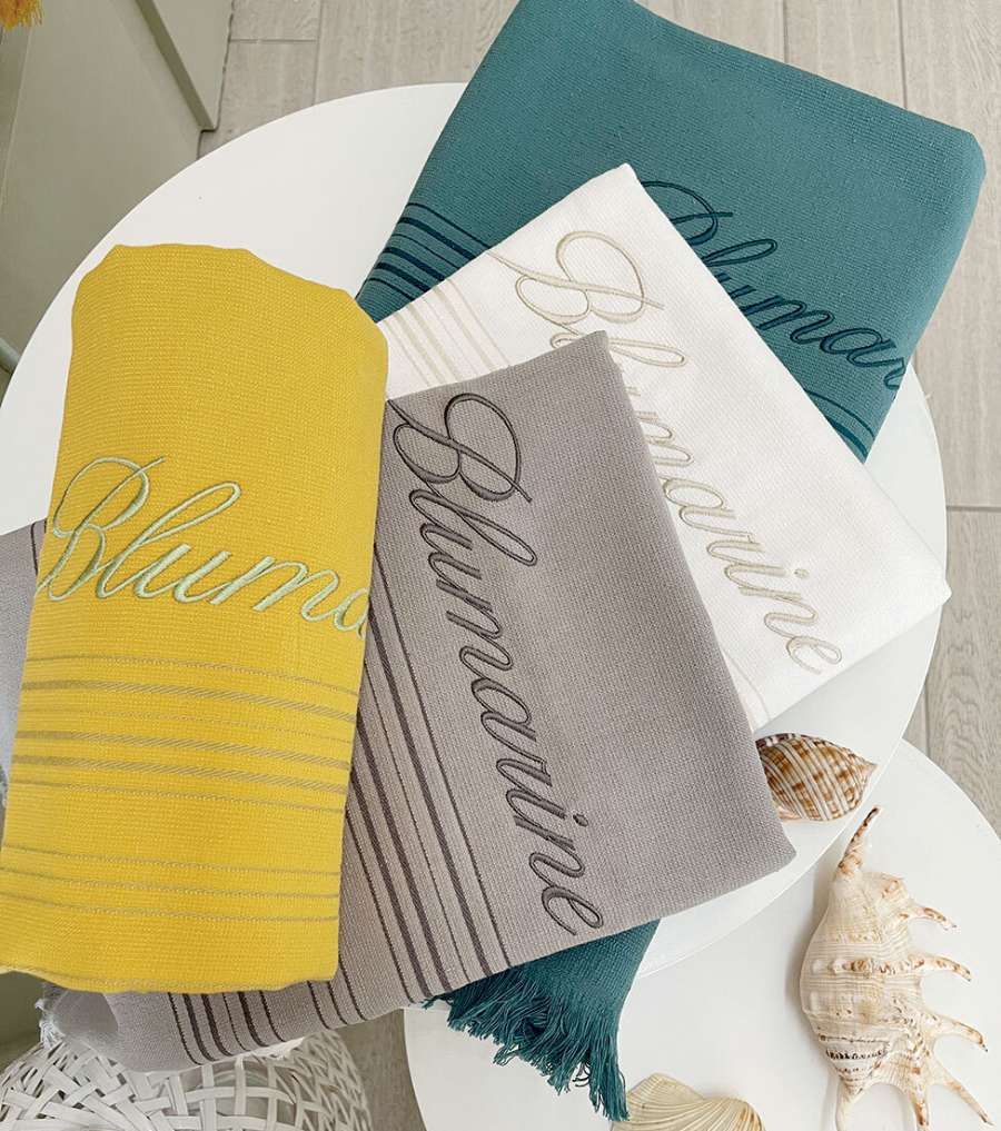 Telo mare Blumarine Portorico, in puro cotone tinta unita. Telo mare discreto e raffinato, con righe orizzontali tinte in filo e logo Blumarine ricamato.