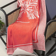 Telo mare Borbonese Butterfly, in spugna di puro cotone.Il telo mare Butterfly è caratterizzato da una stampa centrale raffigurante una farfalla, un dettaglio distintivo che unisce eleganza e originalità. Il bordo presenta la tipica stampa Borbonese a occhio di pernice. Colore corallo arancione.