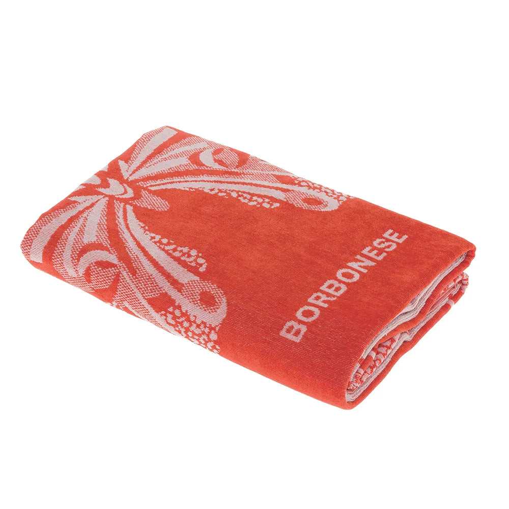 Telo mare Borbonese Butterfly, in spugna di puro cotone.Il telo mare Butterfly è caratterizzato da una stampa centrale raffigurante una farfalla, un dettaglio distintivo che unisce eleganza e originalità. Il bordo presenta la tipica stampa Borbonese a occhio di pernice. Colore corallo arancione.