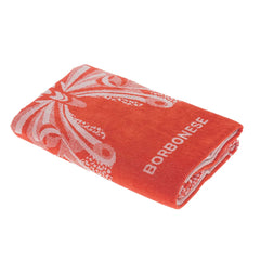 Telo mare Borbonese Butterfly, in spugna di puro cotone.Il telo mare Butterfly è caratterizzato da una stampa centrale raffigurante una farfalla, un dettaglio distintivo che unisce eleganza e originalità. Il bordo presenta la tipica stampa Borbonese a occhio di pernice. Colore corallo arancione.