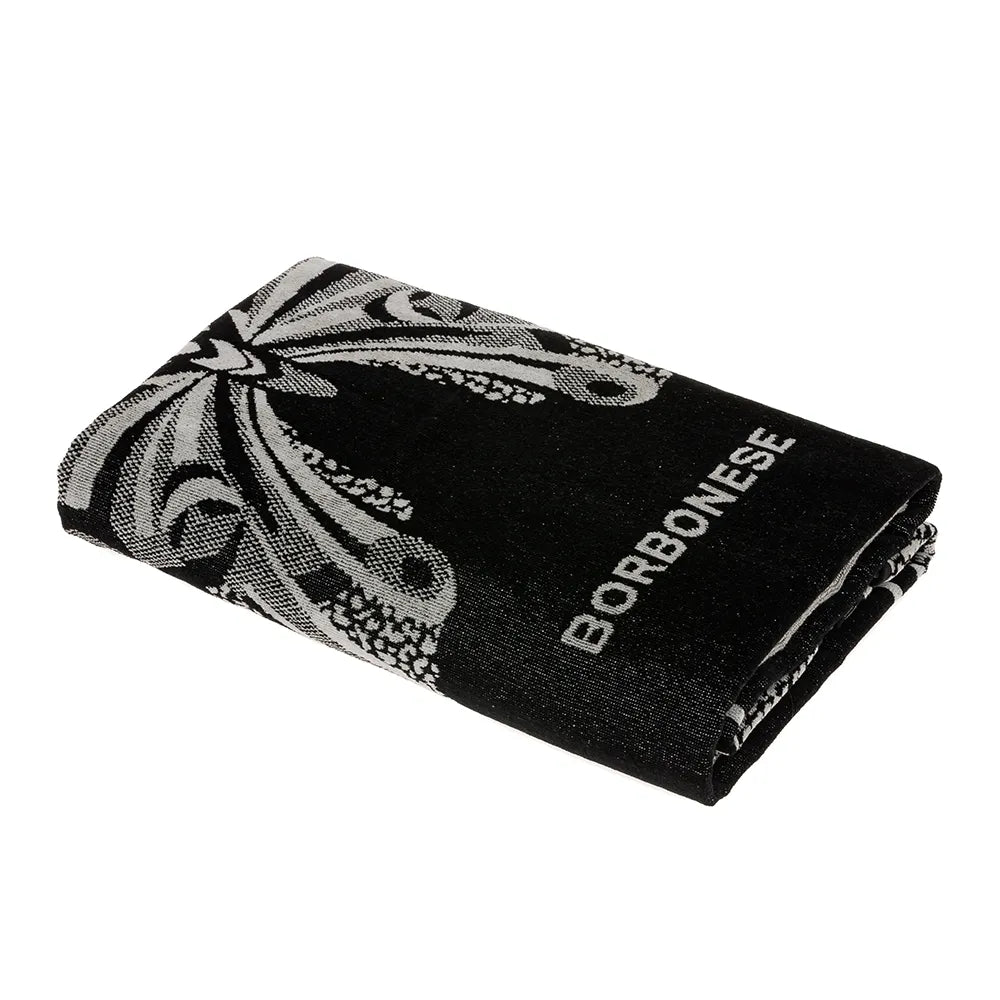 Telo mare Borbonese Butterfly, in spugna di puro cotone.Il telo mare Butterfly è caratterizzato da una stampa centrale raffigurante una farfalla, un dettaglio distintivo che unisce eleganza e originalità. Il bordo presenta la tipica stampa Borbonese a occhio di pernice. Colore nero.