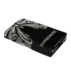 Telo mare Borbonese Butterfly, in spugna di puro cotone.Il telo mare Butterfly è caratterizzato da una stampa centrale raffigurante una farfalla, un dettaglio distintivo che unisce eleganza e originalità. Il bordo presenta la tipica stampa Borbonese a occhio di pernice. Colore nero.