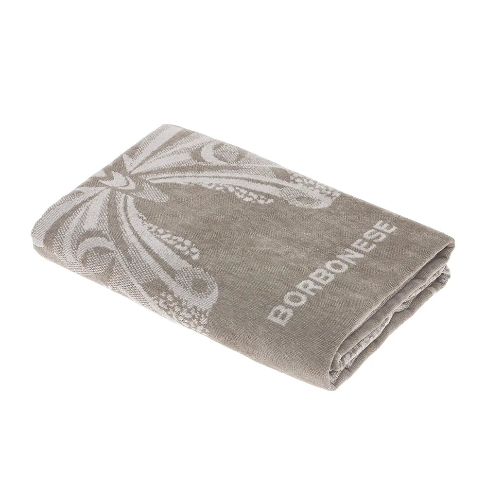 Telo mare Borbonese Butterfly, in spugna di puro cotone.Il telo mare Butterfly è caratterizzato da una stampa centrale raffigurante una farfalla, un dettaglio distintivo che unisce eleganza e originalità. Il bordo presenta la tipica stampa Borbonese a occhio di pernice. Colore tortora.