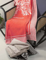 Telo mare Borbonese Butterfly, in spugna di puro cotone.Il telo mare Butterfly è caratterizzato da una stampa centrale raffigurante una farfalla, un dettaglio distintivo che unisce eleganza e originalità. Il bordo presenta la tipica stampa Borbonese a occhio di pernice. Disponibile nelle colorazioni corallo, nero e tortora