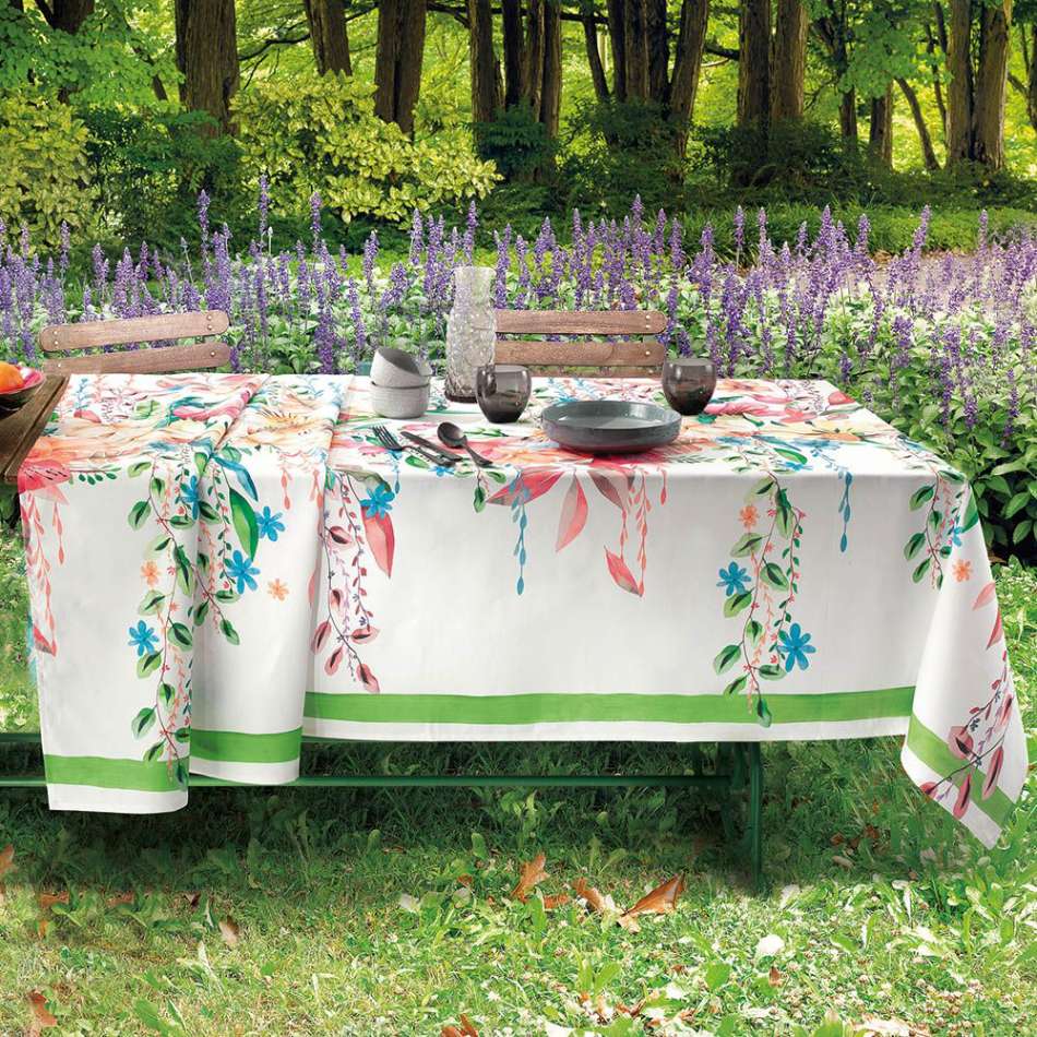 Tovaglia Gabel Eternal in panama di puro cotone con stampa digitale. Vivi l'emozione di un picnic nella natura con la tovaglia Eternal. La sua fantasia floreale e la fascia verde che richiama il colore dell'erba ti daranno la sensazione di essere immerso nella natura. Disponibile nella misura rettangolare per 6 e per 12 persone