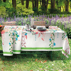 Tovaglia Gabel Eternal in panama di puro cotone con stampa digitale. Vivi l'emozione di un picnic nella natura con la tovaglia Eternal. La sua fantasia floreale e la fascia verde che richiama il colore dell'erba ti daranno la sensazione di essere immerso nella natura. Disponibile nella misura rettangolare per 6 e per 12 persone