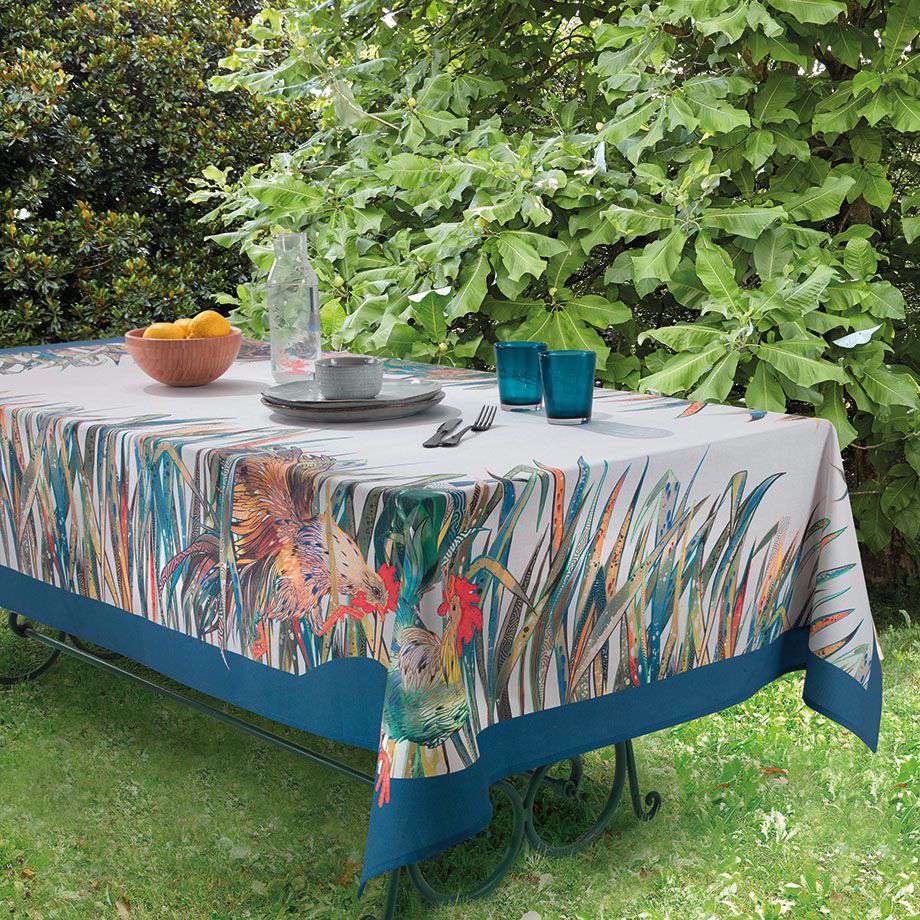Tovaglia Gabel Gallus in panama di puro cotone con stampa digitale. La tovaglia Gallus è l'ideale per aggiungere un tocco di allegria alla tua tavola. Realizzata in cotone di alta qualità, è decorata con una fantasiosa stampa di foglie colorate e simpatici galli. E' incorniciata da una sobria fascia color avio. Ideale per i tuoi pranzi in famiglia. Disponibile nella misura rettangolare per 12 persone