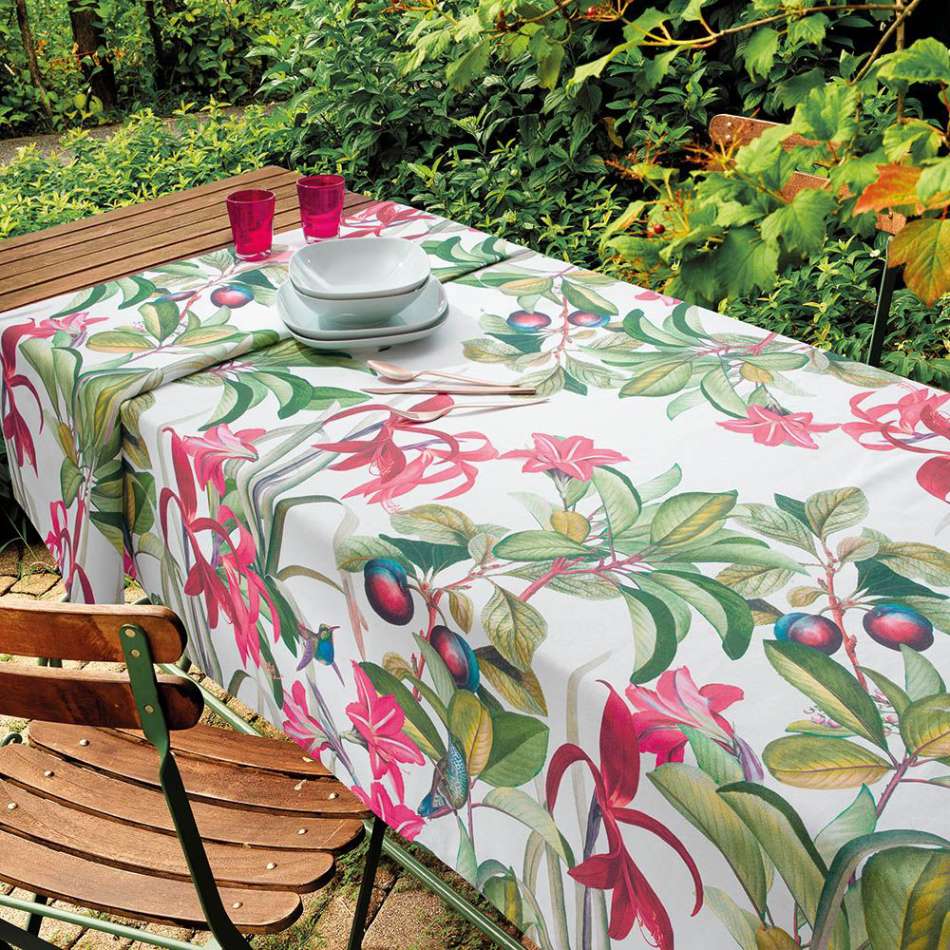 Tovaglia Gabel Amazzonia in panama di puro cotone con stampa digitale. Fantasia con foglie, fiori e frutti su fondo chiaro. Disponibile nella misura rettangolare per 6 (150x180 cm) e per 12 persone (150x270 cm).