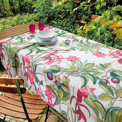 Tovaglia Gabel Amazzonia in panama di puro cotone con stampa digitale. Fantasia con foglie, fiori e frutti su fondo chiaro. Disponibile nella misura rettangolare per 6 (150x180 cm) e per 12 persone (150x270 cm).