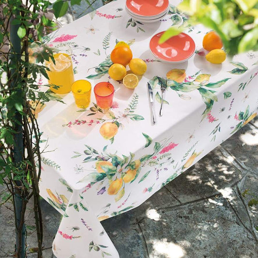 Tovaglia Citrus, in panama di puro cotone con stampa digitale. Linea Gabel Vallesusa.La tovaglia Citrus presenta una fantasia floreale dai toni primaverili ed estivi, con limoni e fiori dai colori vivaci su fondo bianco. Disponibile nella misura rettangolare per 8 (150x220 cm) e per 12 persone (150x270 cm)