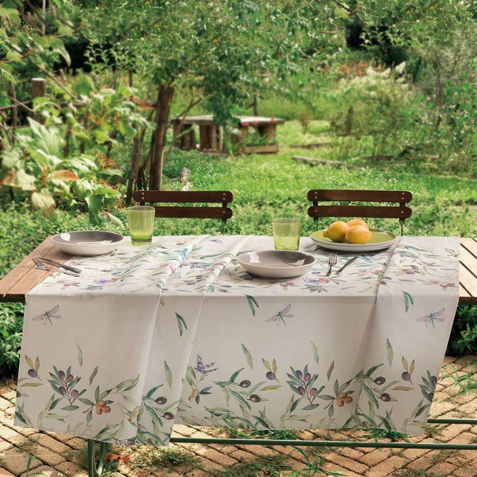 Tovaglia Gabel Mediterranea in panama di puro cotone con stampa digitale. Fantasia con foglie di ulivo su fondo beige. Disponibile nella misura rettangolare per 6, 8 e 12 persone