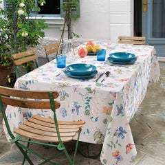Tovaglia Gabel Ipomea in panama di puro cotone con stampa digitale.La tovaglia ipomea presenta una fantasia particolarmente primaverile, con fiori colorati farfalle dai toni vivaci su fondo chiaro. Disponibile nella misura rettangolare per 6 (150x180 cm), per 8 (150x220 cm) e per 12 persone (150x270 cm)
