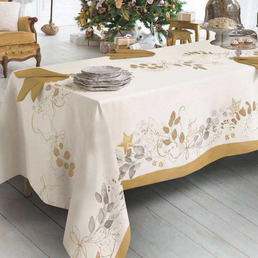 Tovaglia natalizia Mirage di Tessitura Randi. Stampa digitale su panama di puro cotone. Fantasia su fondo avorio con delicata fantasia con foglie, nastrini ed elementi tipici del Natale nei colori oro e grigio. Misura rettangolare x12: 150x270 cm.