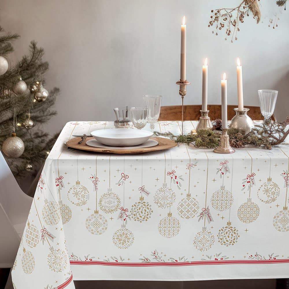 Tovaglia natalizia Sparkling di Gabel. Tovaglia rettangolare in cotone con glitter cotone. Fantasia natalizia con sfere dorate su fondo bianco. Sul fondo un elegante nastrino color rosso incornicia il tutto.