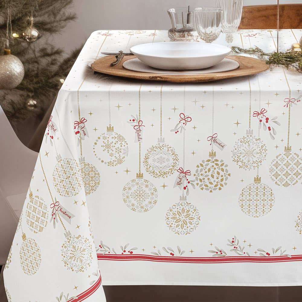 Tovaglia natalizia Sparkling di Gabel. Tovaglia rettangolare in cotone con glitter cotone. Fantasia natalizia con sfere dorate su fondo bianco. Sul fondo un elegante nastrino color rosso incornicia il tutto.