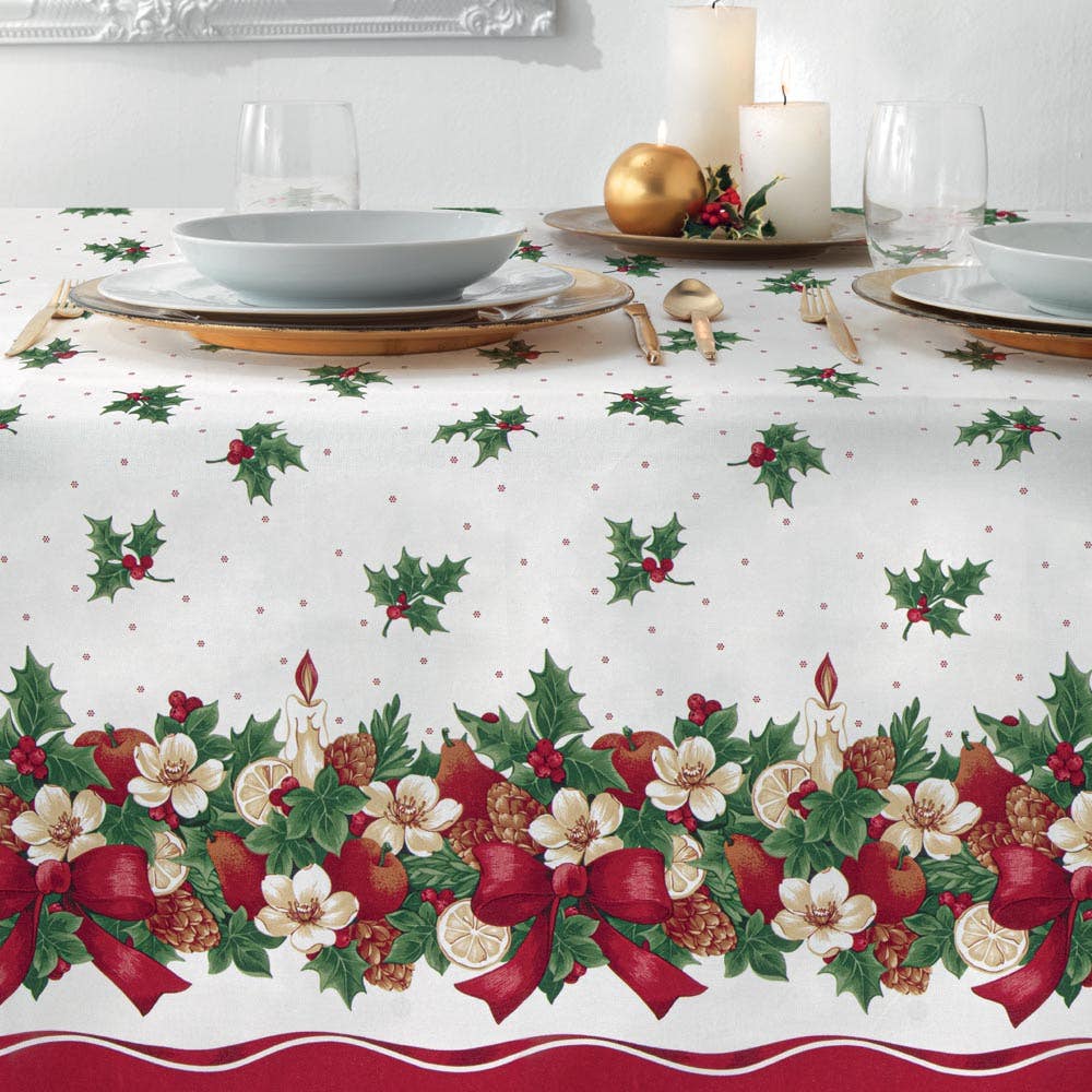 Tovaglia natalizia rettangolare Candel di Gabel-Vallesusa in puro cotone. La tovaglia Candel presenta una fantasia floreale che riprende i colori tipici del Natale, con fiori bianchi, frutta e nastrini rossi e foglie verdi.