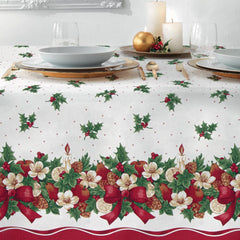 Tovaglia natalizia rettangolare Candel di Gabel-Vallesusa in puro cotone. La tovaglia Candel presenta una fantasia floreale che riprende i colori tipici del Natale, con fiori bianchi, frutta e nastrini rossi e foglie verdi.