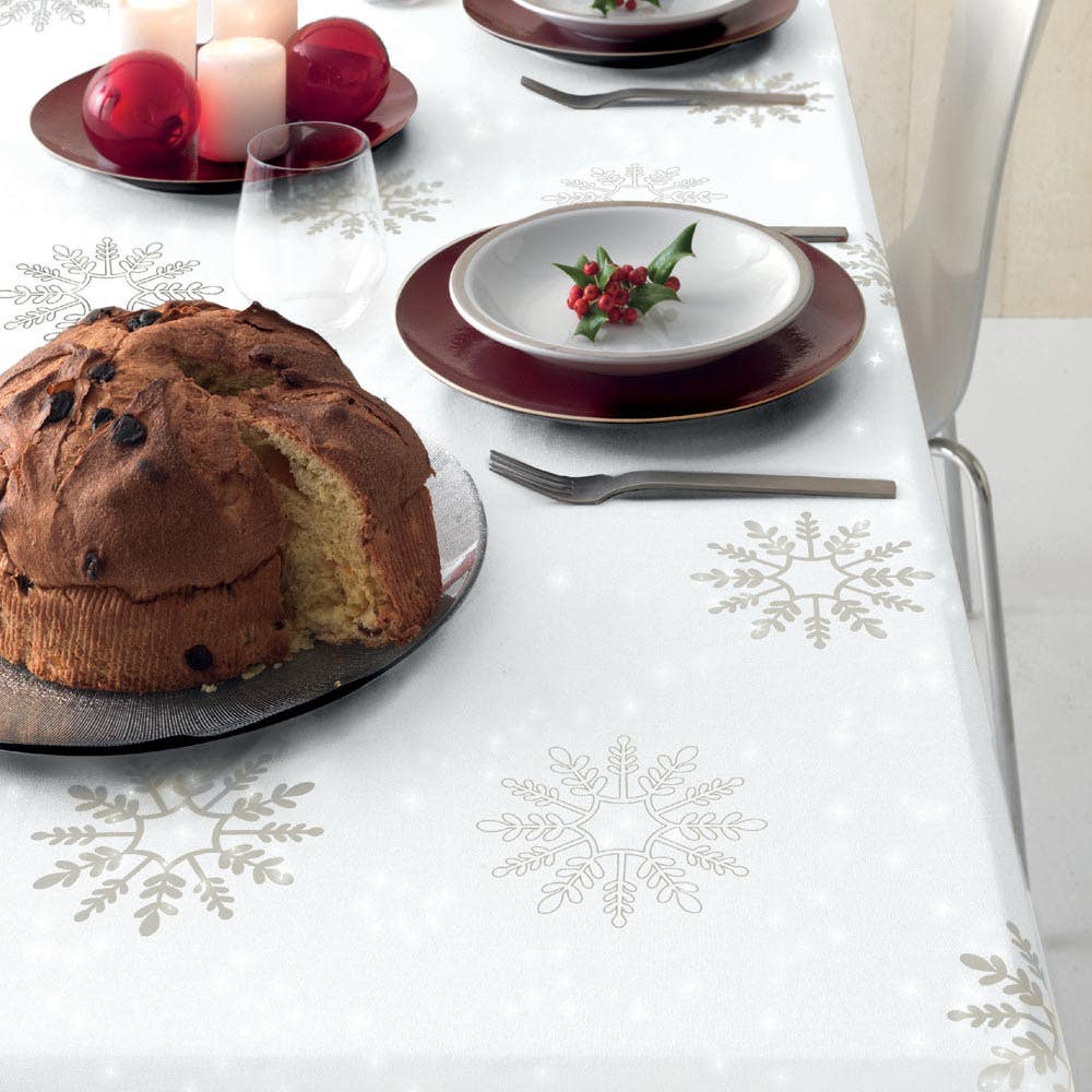 Tovaglia natalizia rettangolare Snowflake di Gabel-Vallesusa in puro cotone. La tovaglia Snowflake presenta una fantasia con eleganti fiocchi di neve color grigio argento su fondo bianco e fa respirare appieno l'atmosfera del Natale.