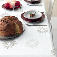 Tovaglia natalizia rettangolare Snowflake di Gabel-Vallesusa in puro cotone. La tovaglia Snowflake presenta una fantasia con eleganti fiocchi di neve color grigio argento su fondo bianco e fa respirare appieno l'atmosfera del Natale.
