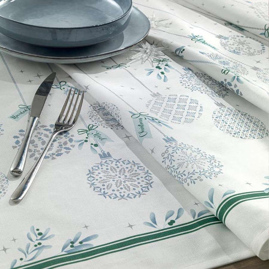 Tovaglia natalizia Sparkling di Gabel. Tovaglia rettangolare stampata con glitter su panama di puro cotone. La tovaglia Sparkling presenta una deliziosa fantasia natalizia. Sui lati della tovaglia risaltano sfere color argento e azzurro su fondo bianco, mentre sul fondo un elegante nastrino color verde incornicia il tutto.