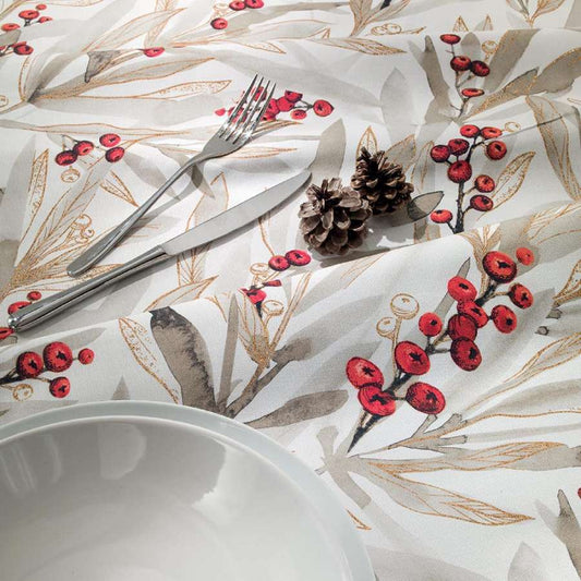 Tovaglia natalizia Winter di Gabel. Fantasia natalizia, con foliage dai toni oro/beige sul quale spiccano le bacche rosse. variante naturale/beige