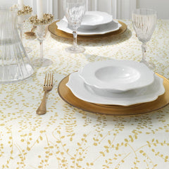 Tovaglia natalizia rettangolare Ramage di Gabel-Vallesusa in puro cotone. Fantasia floreale dorata su fondo avorio. Con i suoi rami e foglioline dorate, la tovaglia Ramage fa respirare appieno l'atmosfera del Natale.