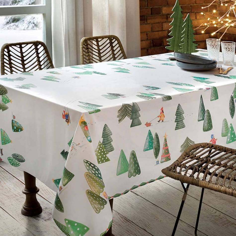 Tovaglia natalizia Woodland di Gabel, in panama di puro cotone con stampa digitale. Fantasia su fondo chiaro, con alberi di Natale dalle forme morbide, disegnati in uno stile cartoon. Misura rettangolare per 6, 8 o 12 persone.
