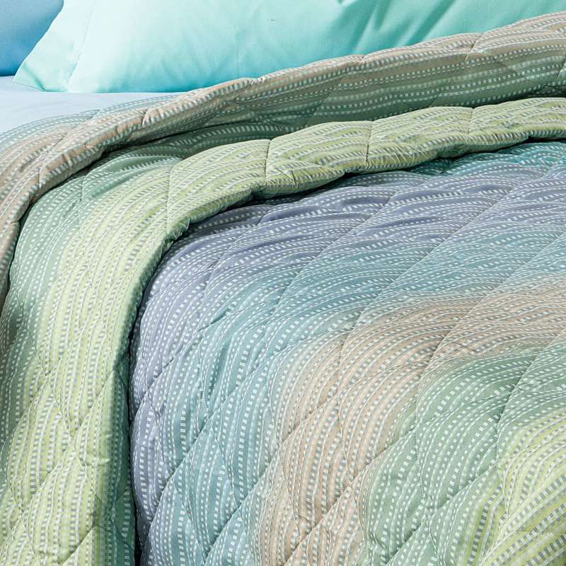 Trapuntino Caleffi Iride in morbida microfibra. Disponibile nella misura per letto singolo, piazza e mezza e matrimoniale. Trapunta primaverile dalla vivace fantasia geometrica con effetto degradè, colore laguna (verde,azzurro)