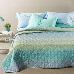 Trapuntino Caleffi Iride in morbida microfibra. Disponibile nella misura per letto singolo, piazza e mezza e matrimoniale. Trapunta primaverile dalla vivace fantasia geometrica con effetto degradè, colore laguna (verde,azzurro)