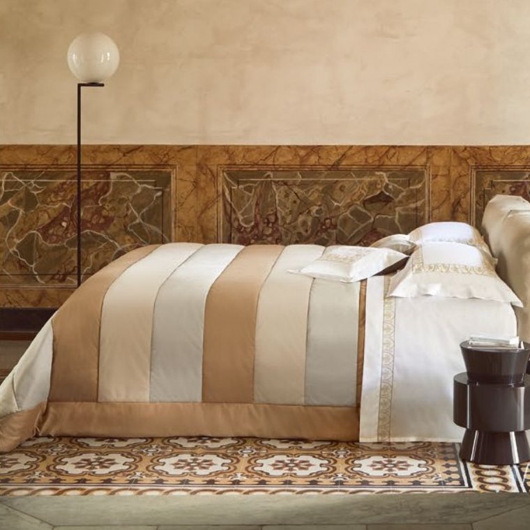trapunta arcimboldi patchwork fazzini atelier matrimoniale. in velluto a fasce beige cammello