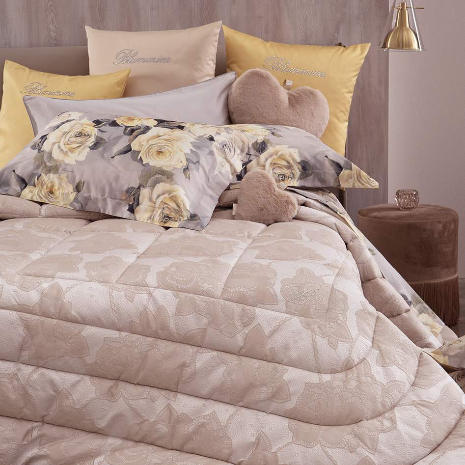 Trapunta Invernale matrimoniale Dimora di Blumarine, in elegante raso jacquard.Romantica fantasia jacquard a tema floreale, colore rosa cipria, con logo Blumarine in preziosi cristalli Swarovski