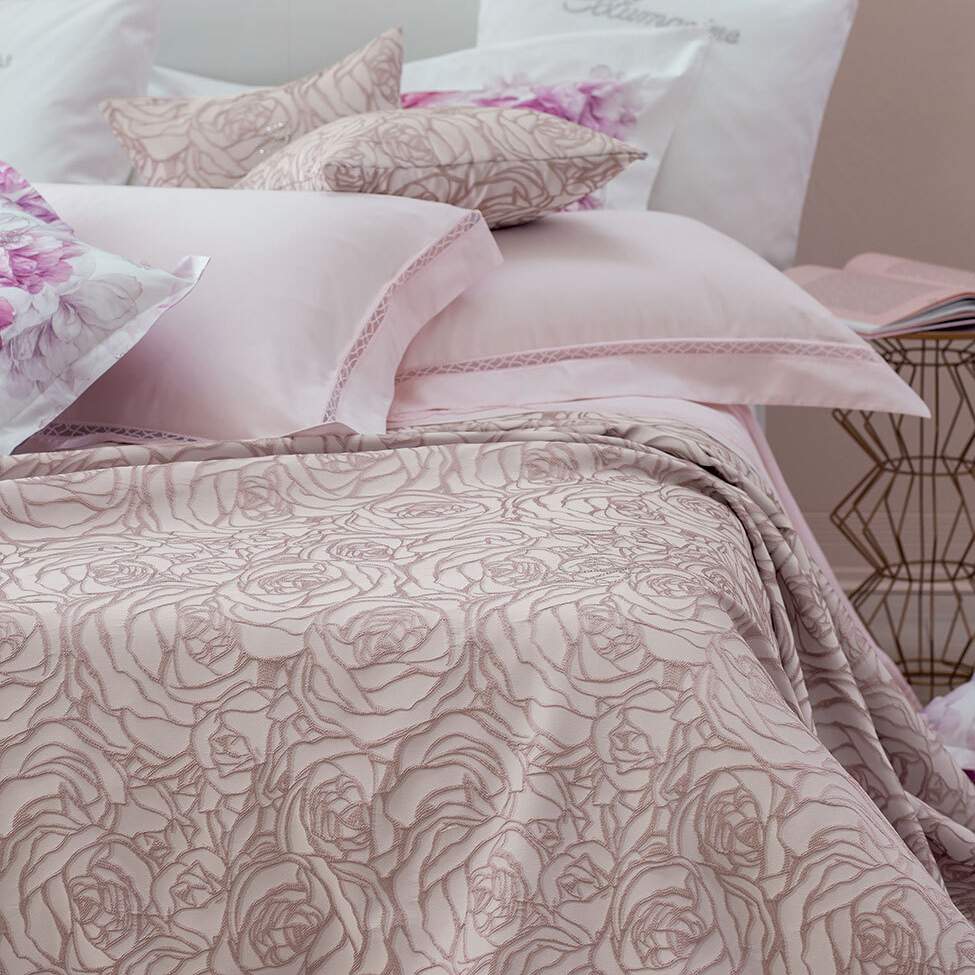Trapunta invernale matrimoniale Dalida di Blumarine, in elegante raso jacquard. Il piumone Dalida presenta un'elegante fantasia floreale tinta in filo, con logo Blumarine in cristalli. Colore argilla rosa cipria