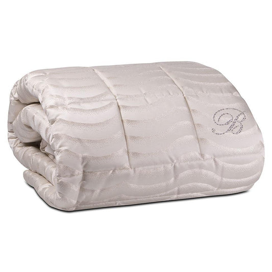 Trapunta Invernale matrimoniale Jasmine di Blumarine, in raso jacquard. piumone in fantasia con motivo a onde. Colore ecrù avorio